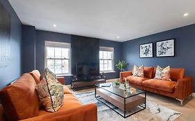 Elliot Oliver - Luxury Three Bedroom Town Centre Apartment With Parking